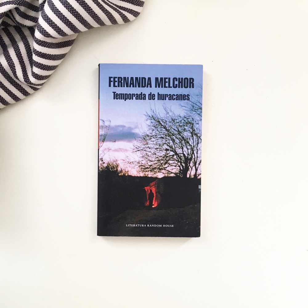 Cubierta del libro Temporada de huracanes escrito por Fernanda Melchor