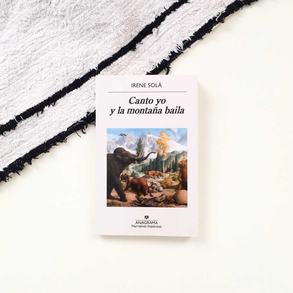 Cubierta del libro Canto yo y la montaña baila escrito por Irene Solà